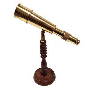 Telescopio Pirata Sobre un Pedestal