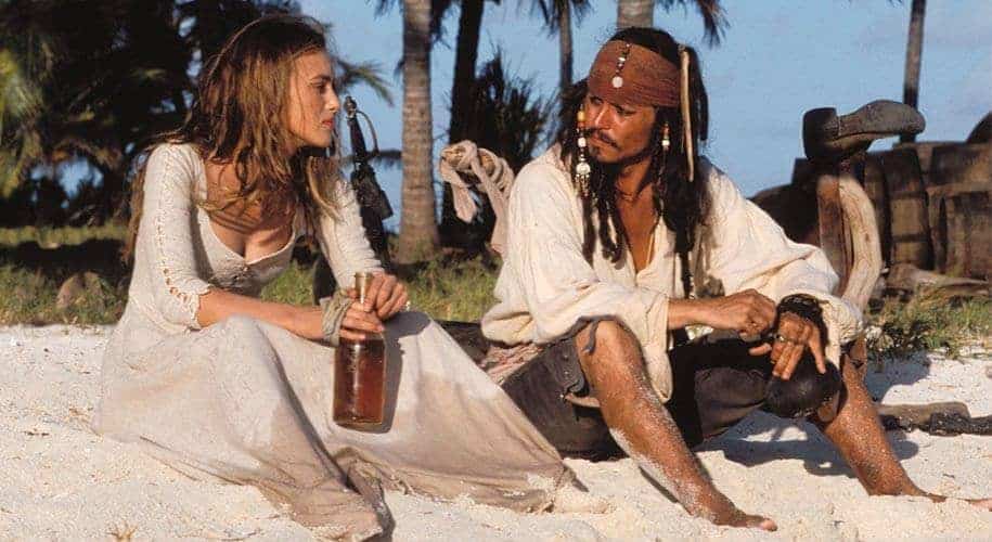 9 Jack Sparrow y Elizabeth Swann en la isla